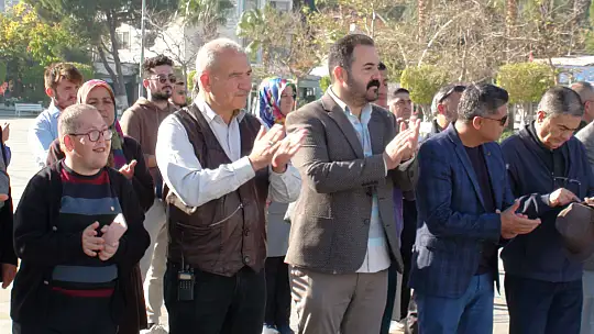 DÜNYA ENGELLİLER GÜNÜNDE ÇELENK SUNMA TÖRENİ YAPILDI