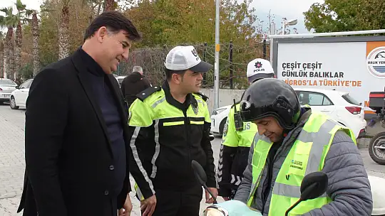 MOTOSİKLET SÜRÜCÜLERİNE REFLEKTİF YELEK DAĞITILDI