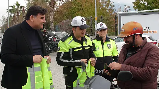 MOTOSİKLET SÜRÜCÜLERİNE REFLEKTİF YELEK DAĞITILDI