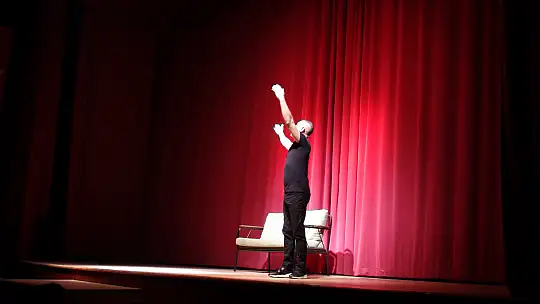 UMUT OĞUZ'UN KAHKAHA 'MIKNATIS'I BÜYÜK ALKIŞ TOPLADI