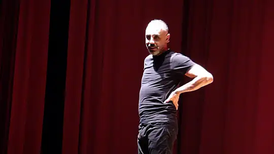 UMUT OĞUZ'UN KAHKAHA 'MIKNATIS'I BÜYÜK ALKIŞ TOPLADI