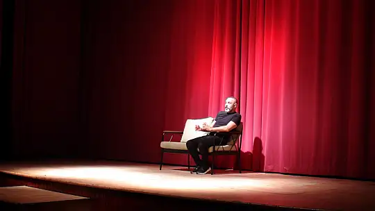 UMUT OĞUZ'UN KAHKAHA 'MIKNATIS'I BÜYÜK ALKIŞ TOPLADI