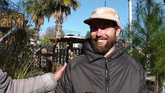 SEYYAH ÖMER, KÖPEĞİ YOLDAŞ İLE FETHİYE'DE