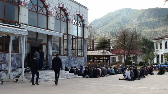 FETHİYE YENİ CAMİİ'DE DEPREMZEDELER İÇİN DUA EDİLDİ