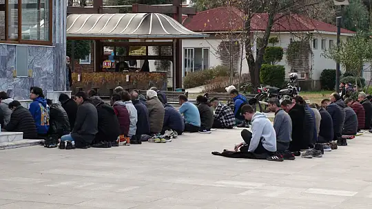 FETHİYE YENİ CAMİİ'DE DEPREMZEDELER İÇİN DUA EDİLDİ