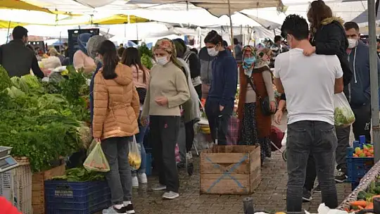 Semt pazarlarında sosyal mesafe ihlal ediliyor