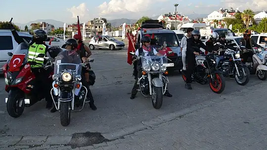 Cumhuriyet konvoyuna yoğun katılım