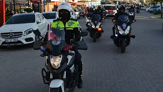 Cumhuriyet konvoyuna yoğun katılım