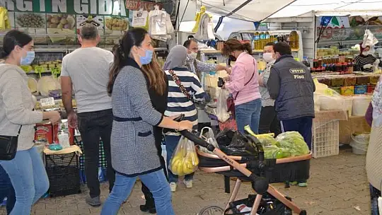 Semt pazarlarında sosyal mesafe ihlal ediliyor
