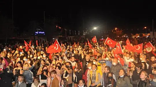 Vatandaşlar Cumhuriyet Konseri ile Coştu