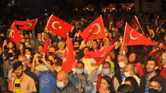 Vatandaşlar Cumhuriyet Konseri ile Coştu