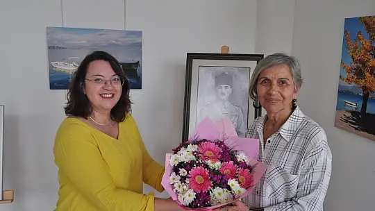 Fethiye'de İlk Sergisini Kızıyla Açtı