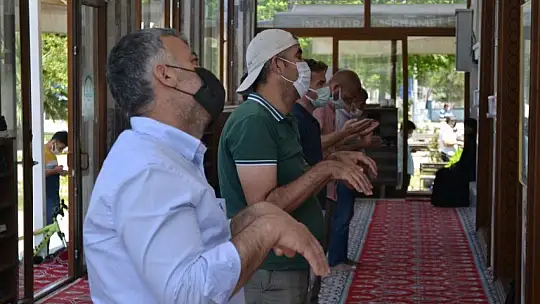 Bugün eller, 'yağdır Mevlam su' diyerek açıldı