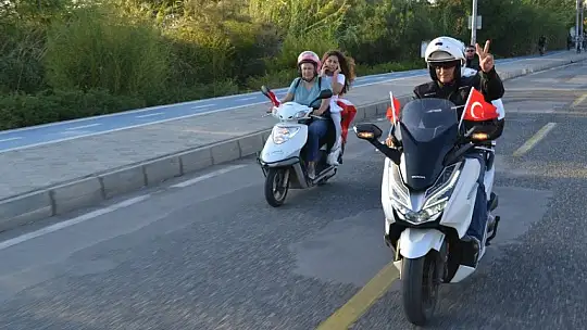 Cumhuriyet konvoyuna yoğun katılım