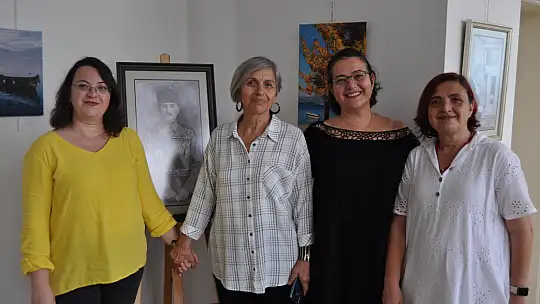 Fethiye'de İlk Sergisini Kızıyla Açtı