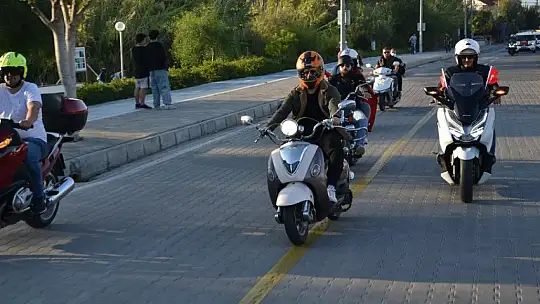 Cumhuriyet konvoyuna yoğun katılım