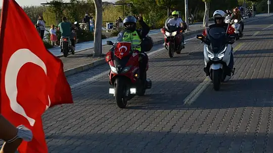 Cumhuriyet konvoyuna yoğun katılım