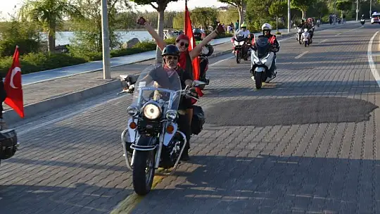 Cumhuriyet konvoyuna yoğun katılım