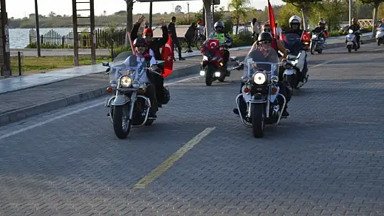Cumhuriyet konvoyuna yoğun katılım