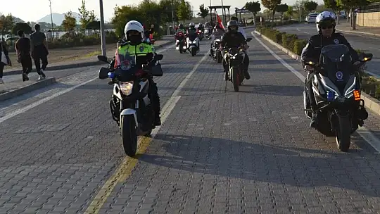 Cumhuriyet konvoyuna yoğun katılım