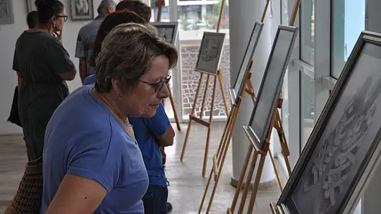 Fethiye'de İlk Sergisini Kızıyla Açtı