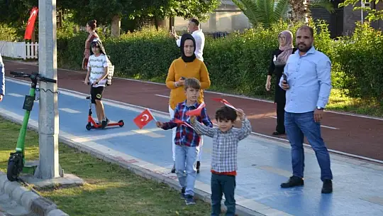 Cumhuriyet konvoyuna yoğun katılım