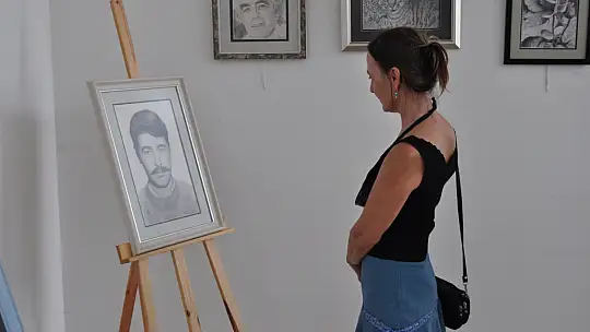 Fethiye'de İlk Sergisini Kızıyla Açtı