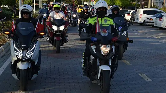 Cumhuriyet konvoyuna yoğun katılım