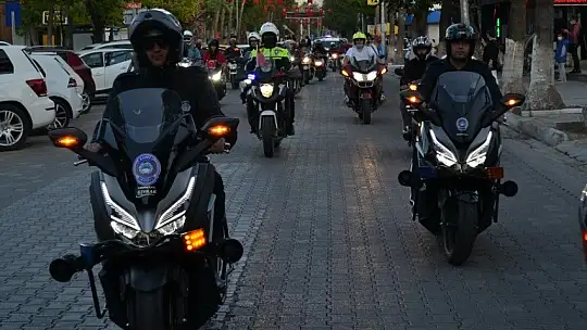 Cumhuriyet konvoyuna yoğun katılım