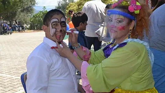 Özel öğrencilerin mezuniyet sevinci