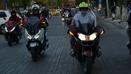 Cumhuriyet konvoyuna yoğun katılım