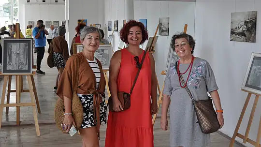 Fethiye'de İlk Sergisini Kızıyla Açtı