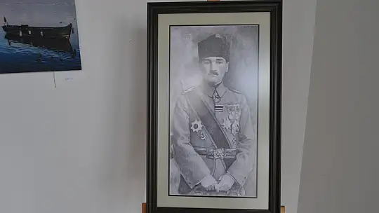 Fethiye'de İlk Sergisini Kızıyla Açtı