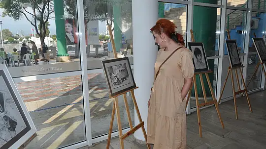 Fethiye'de İlk Sergisini Kızıyla Açtı