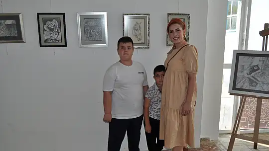 Fethiye'de İlk Sergisini Kızıyla Açtı