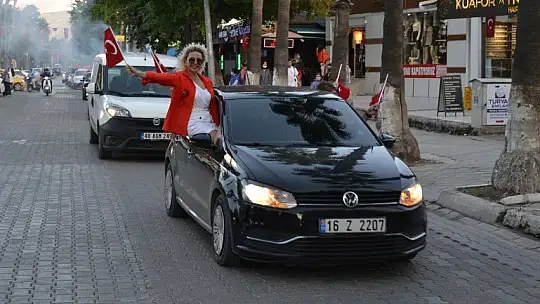 Cumhuriyet konvoyuna yoğun katılım