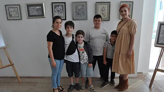 Fethiye'de İlk Sergisini Kızıyla Açtı