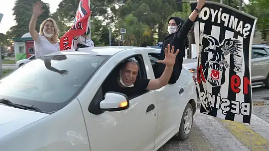Beşiktaşlı taraftarlar çifte şampiyonluğu araç konvoyu ile kutladı