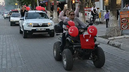Cumhuriyet konvoyuna yoğun katılım
