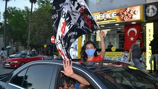 Beşiktaşlı taraftarlar çifte şampiyonluğu araç konvoyu ile kutladı