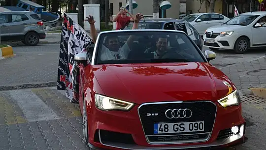 Beşiktaşlı taraftarlar çifte şampiyonluğu araç konvoyu ile kutladı