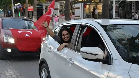 Cumhuriyet konvoyuna yoğun katılım