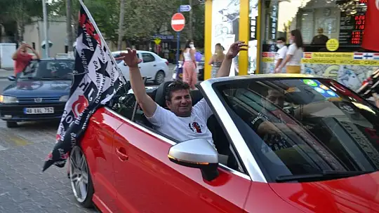 Beşiktaşlı taraftarlar çifte şampiyonluğu araç konvoyu ile kutladı