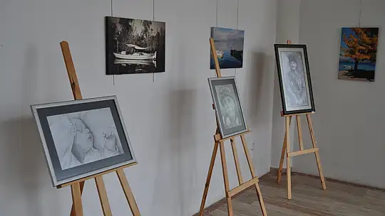 Fethiye'de İlk Sergisini Kızıyla Açtı