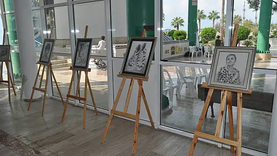 Fethiye'de İlk Sergisini Kızıyla Açtı