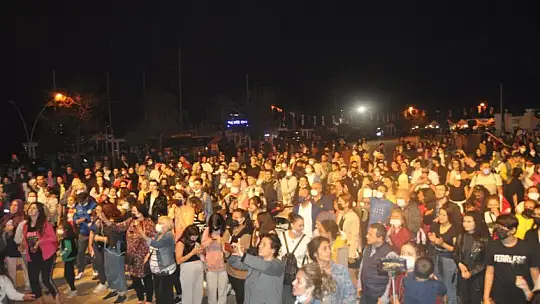 Vatandaşlar Cumhuriyet Konseri ile Coştu