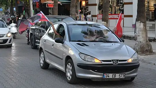 Cumhuriyet konvoyuna yoğun katılım
