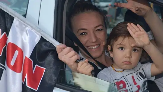 Beşiktaşlı taraftarlar çifte şampiyonluğu araç konvoyu ile kutladı