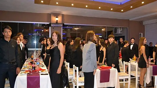 Girne Kolejinden Cumhuriyet balosu