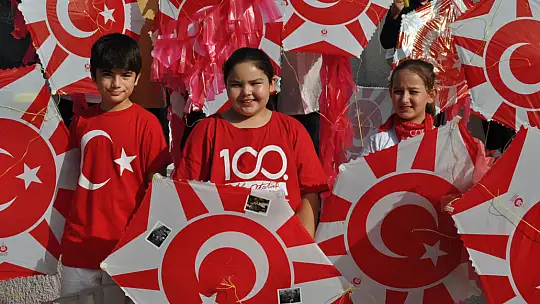 Cumhuriyetin 100.Yılına Özel 100 Uçurtma Uçurdular